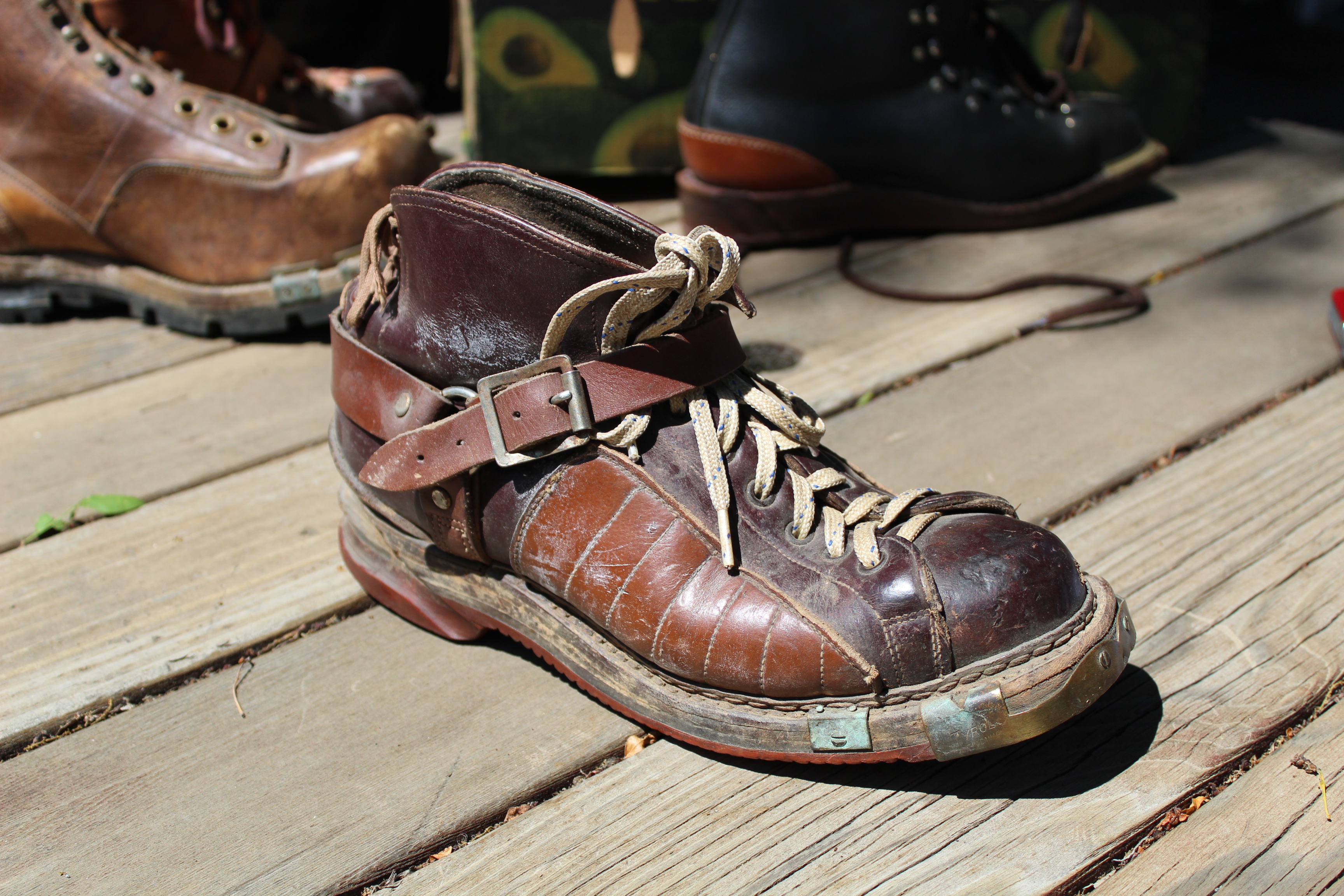 Mass-produced alpine boot with instep strap